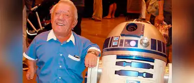 Kenny Baker con solo 1.12 metros se hizo famoso por interpretar al querido “R2D2” en “Star Wars”. También actuó en “Circus of Horror” y “Amadeus”, además en “Dentro del Laberinto”. Baker falleció en agosto de 2016 a los 81 años. Kenny Baker con solo 1.12 metros se hizo famoso por interpretar al querido “R2D2” en “Star Wars”. También actuó en “Circus of Horror” y “Amadeus”, además en “Dentro del Laberinto”. Baker falleció en agosto de 2016 a los 81 años.