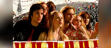 Across The Universe es un musical que fue dirigido por Julie Taymor Across The Universe es un musical que fue dirigido por Julie Taymor