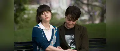 Tom Hansen (Joseph Gordon Levitt) cree en el amor verdadero y Summer Finn (Zooey Deschanel) dejó de creer en esta concepción del amor en cuanto sus padres se divorciaron. Él hará todo lo posible para enamorarla. Tom Hansen (Joseph Gordon Levitt) cree en el amor verdadero y Summer Finn (Zooey Deschanel) dejó de creer en esta concepción del amor en cuanto sus padres se divorciaron. Él hará todo lo posible para enamorarla.