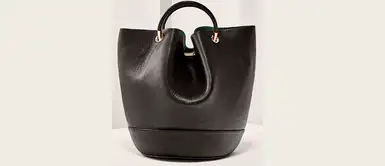 Con asa metálica en forma de aro de la marca Massimo Dutti. Con asa metálica en forma de aro de la marca Massimo Dutti.