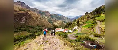 También se recomienda llevar ropa ligera para el día, ropa abrigadora y casacas impermeables para la tarde, lentes de sol, protector solar, bastones para caminar, mochila pequeña, agua y snacks. También se recomienda llevar ropa ligera para el día, ropa abrigadora y casacas impermeables para la tarde, lentes de sol, protector solar, bastones para caminar, mochila pequeña, agua y snacks.