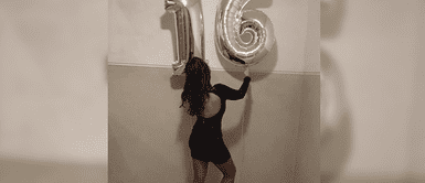 Un sexi vestido negro con escote en la espalda Un sexi vestido negro con escote en la espalda