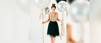 Combinación ganadora: una blusa con destellos y una falda de tul negro Combinación ganadora: una blusa con destellos y una falda de tul negro