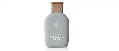 Authentic Hero,captura la fuerza y la ternura de la masculinidad moderna. Este aroma es elaborado a base de líneas simples y con detalles de madera, una opción elegante y moderna. Su precio es de 119 soles Authentic Hero,captura la fuerza y la ternura de la masculinidad moderna. Este aroma es elaborado a base de líneas simples y con detalles de madera, una opción elegante y moderna. Su precio es de 119 soles