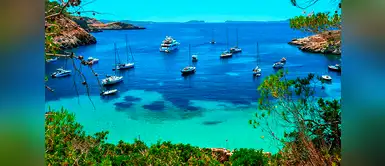 Ibiza. Sus playas y la oferta de diversión nocturna la hace el sitio más cotizado en verano para solteros de todo el mundo Ibiza. Sus playas y la oferta de diversión nocturna la hace el sitio más cotizado en verano para solteros de todo el mundo