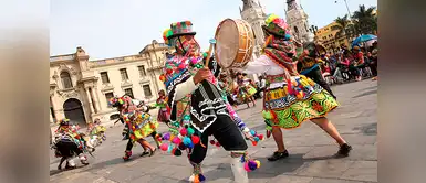 El carnaval de Ayacucho también se celebra del 10 al 14 de Febrero. Las comparsas, los bailes, la música y todo lo que forma parte de esta fiesta tradicional alegran a quienes van en busca de diversión y cultura El carnaval de Ayacucho también se celebra del 10 al 14 de Febrero. Las comparsas, los bailes, la música y todo lo que forma parte de esta fiesta tradicional alegran a quienes van en busca de diversión y cultura