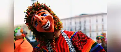 El carnaval de Cusco se celebra el 1,8,11 y 18 de Febrero. Esta fiesta empieza con la celebración de compadres y comadres que son quienes satirizan a algún personaje del barrio, el trabajo y en general de las mismas autoridades. El carnaval de Cusco se celebra el 1,8,11 y 18 de Febrero. Esta fiesta empieza con la celebración de compadres y comadres que son quienes satirizan a algún personaje del barrio, el trabajo y en general de las mismas autoridades.