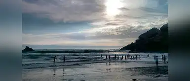 La Pedregosa y La Miel se ubica a la altura del km 845 de la Panamericana Sur, en el sector denominado El Cruce, se encuentra el ingreso a estas dos playas ideales para acampar. La Pedregosa y La Miel se ubica a la altura del km 845 de la Panamericana Sur, en el sector denominado El Cruce, se encuentra el ingreso a estas dos playas ideales para acampar.