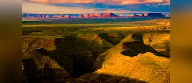 Cañón del río San Juan visto desde Mulley Point, en el monumento natural de Bears Ears (Utah). Al fondo, Monument Valley. Cañón del río San Juan visto desde Mulley Point, en el monumento natural de Bears Ears (Utah). Al fondo, Monument Valley.