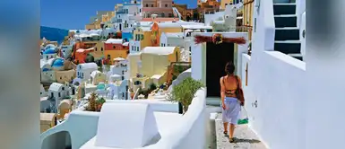 Santorini ubicado en Grecia, esta isla despliega 16 kilómetros de acantilados multicolores elevados a más de 300 metros desde una caldera sepultada en el mar. Santorini ubicado en Grecia, esta isla despliega 16 kilómetros de acantilados multicolores elevados a más de 300 metros desde una caldera sepultada en el mar.
