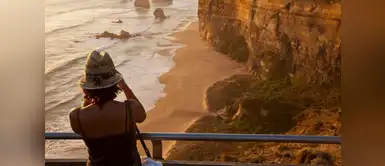 Doce Apóstoles ubicado en Australia, son nas formaciones rocosas que surgen entre las revueltas aguas del mar y que constituyen uno de los puntos de interés más famosos del estado australiano de Victoria Doce Apóstoles ubicado en Australia, son nas formaciones rocosas que surgen entre las revueltas aguas del mar y que constituyen uno de los puntos de interés más famosos del estado australiano de Victoria