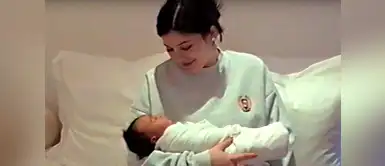 Chicago West nació en enero de este año y es la hija menor de Kim, quien ya es madre de tres pequeños. Aquí descansando en los brazos de su tía Kylie. Chicago West nació en enero de este año y es la hija menor de Kim, quien ya es madre de tres pequeños. Aquí descansando en los brazos de su tía Kylie.
