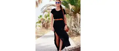 Con una ligera abertura en las piernas Con una ligera abertura en las piernas