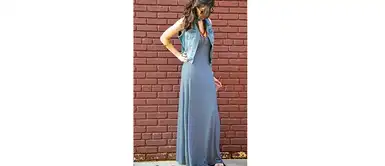 Maxivestido a rayas combinado con un chaleco Maxivestido a rayas combinado con un chaleco