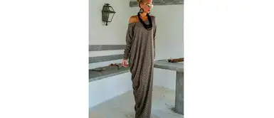 Este maxivestido con mangas largas y hombros descubiertos es muy elegante Este maxivestido con mangas largas y hombros descubiertos es muy elegante