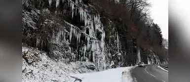 Hielo en una carretera cercana a Albertiville, en los Alpes franceses Hielo en una carretera cercana a Albertiville, en los Alpes franceses