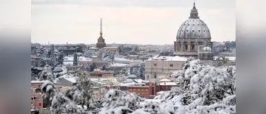 Vista de la cúpula de la Basílica de San Pedro del Vaticano. Vista de la cúpula de la Basílica de San Pedro del Vaticano.