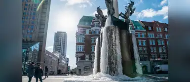 Fuente helada en la ciudad sueca de Malmo. Fuente helada en la ciudad sueca de Malmo.