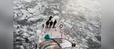Un crucero fluvial para turistas se abre paso por el río Moscova, congelado / Alxander Zemlianichenko Un crucero fluvial para turistas se abre paso por el río Moscova, congelado / Alxander Zemlianichenko