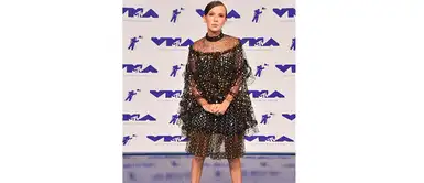 En los premios de MTV, en 2017, ella ya se había establecido como una fashionista pequeña y con este vestido negro y botas de combate continuó con su tradición de ser una de las mejores vestidas. En los premios de MTV, en 2017, ella ya se había establecido como una fashionista pequeña y con este vestido negro y botas de combate continuó con su tradición de ser una de las mejores vestidas.
