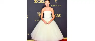 En los premios Emmy de este año, ella apareció con un vestido blanco y el cabello recogido en un look muy sencillo, pero lleno del glamour del Hollywood más clásico. En los premios Emmy de este año, ella apareció con un vestido blanco y el cabello recogido en un look muy sencillo, pero lleno del glamour del Hollywood más clásico.