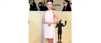 Millie lució vestido muy romántico con unas zapatillas Chuck Taylor blancas en los premios SAG. Millie lució vestido muy romántico con unas zapatillas Chuck Taylor blancas en los premios SAG.