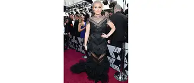 Lindsey Vonn lució un vestido diseñado con tull , transparencias en el cuello y flecos en el escote. En el cuello lleva una gargantilla con pedrería fucsia ¡mala combinación! Lindsey Vonn lució un vestido diseñado con tull , transparencias en el cuello y flecos en el escote. En el cuello lleva una gargantilla con pedrería fucsia ¡mala combinación!