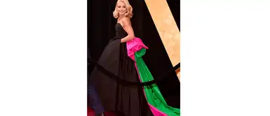 Kelly Ripa no acertó con su vestido negro de escote cuadrado y una amplia falda, su look fue muy extravagante ese inmenso lazo fucsia y verde atado en la parte posterior del vestido estaban de más Kelly Ripa no acertó con su vestido negro de escote cuadrado y una amplia falda, su look fue muy extravagante ese inmenso lazo fucsia y verde atado en la parte posterior del vestido estaban de más