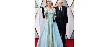 Lois Burwell nos trasladó a los años 50 con ese collar de perlas, guantes negros y vestido con vuelo de un tono verde pastel. Lois Burwell nos trasladó a los años 50 con ese collar de perlas, guantes negros y vestido con vuelo de un tono verde pastel.