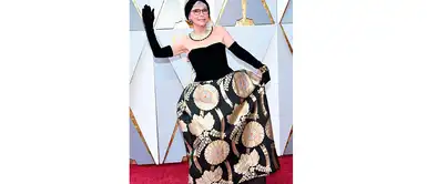 Rita Moreno también se dejó llevar por la nostalgia, su outfit vintage hizó que protagonice uno de los peores looks de la noche. Rita Moreno también se dejó llevar por la nostalgia, su outfit vintage hizó que protagonice uno de los peores looks de la noche.