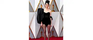La cantante St Vincent optó para la ocasión por un ordinario vestido con una exagerada manga y con escote de corazón. La cantante St Vincent optó para la ocasión por un ordinario vestido con una exagerada manga y con escote de corazón.