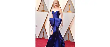 Nicolle Kidman esta vez, no acertó. Ella optó por un diseño en azul brillante con un exagerado escote en corazón y un gran lazo en la parte de la cintura. Nicolle Kidman esta vez, no acertó. Ella optó por un diseño en azul brillante con un exagerado escote en corazón y un gran lazo en la parte de la cintura.