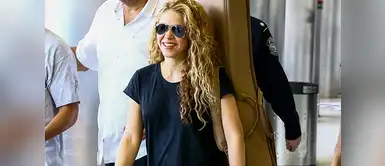 Shakira llegando al aeropuerto en Miami. Se le ve muy sonriente y cargando su guitarra. Shakira llegando al aeropuerto en Miami. Se le ve muy sonriente y cargando su guitarra.