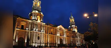 La catedral en la Plaza de Armas La catedral en la Plaza de Armas