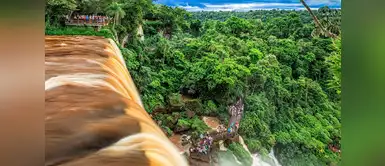 El salto Bosetti es una de las 275 cascadas que forman las cataratas de Iguazú, una cortina de agua y selva de 2,7 kilómetros entre el Estado argentino de misiones y el brasileño de Paraná. El salto Bosetti es una de las 275 cascadas que forman las cataratas de Iguazú, una cortina de agua y selva de 2,7 kilómetros entre el Estado argentino de misiones y el brasileño de Paraná.