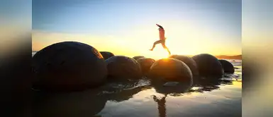 La playa de Koekohe en Moeraki, en la Isla Sur de Nueva Zelanda, es famosa por sus misteriosas piedras esféricas. La playa de Koekohe en Moeraki, en la Isla Sur de Nueva Zelanda, es famosa por sus misteriosas piedras esféricas.