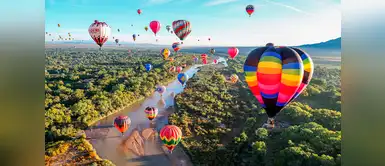 Desde hace 45 años, durante ocho días de octubre, los cielos sin nubes de Nuevo México (EE UU) se pintan de colores durante la Albuquerque International Balloon Fiesta, la mayor exhibición de globos aerostáticos del mundo. Desde hace 45 años, durante ocho días de octubre, los cielos sin nubes de Nuevo México (EE UU) se pintan de colores durante la Albuquerque International Balloon Fiesta, la mayor exhibición de globos aerostáticos del mundo.