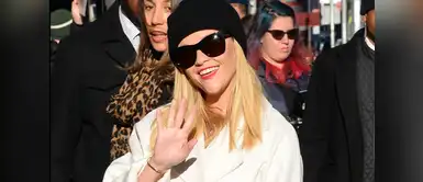 La actriz Reese Witherspoon saludó a sus fans antes de ingresar a los estudios de Good Morning America (ABC), en Nueva York. La actriz Reese Witherspoon saludó a sus fans antes de ingresar a los estudios de Good Morning America (ABC), en Nueva York.