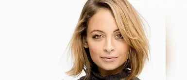 Nicole Richie fue adoptada por el cantante Lionel Richie y su entonces esposa Brenda cuando ella tenía 9 años. Nicole Richie fue adoptada por el cantante Lionel Richie y su entonces esposa Brenda cuando ella tenía 9 años.