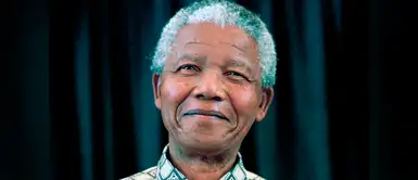 Nelson Mandela, político y activista por la paz fue adoptado y criado por un jefe de tribu y su esposa a la edad de 9 años, poco después de la muerte de su padre biológico. Nelson Mandela, político y activista por la paz fue adoptado y criado por un jefe de tribu y su esposa a la edad de 9 años, poco después de la muerte de su padre biológico.