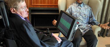 En 2008, Stephen Hawking se reunió con el ex presidente Nelson Mandela en Johannesburgo En 2008, Stephen Hawking se reunió con el ex presidente Nelson Mandela en Johannesburgo