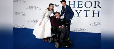 Los actores británicos Felicity Jones y Eddie Redmayne posan con el científico Stephen Hawking en el estreno de la película 'The Theory of Everything' basada en su vida Los actores británicos Felicity Jones y Eddie Redmayne posan con el científico Stephen Hawking en el estreno de la película 'The Theory of Everything' basada en su vida