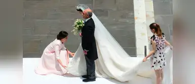 Antes de ingresar a la iglesia fue arreglada por sus asistentes Antes de ingresar a la iglesia fue arreglada por sus asistentes