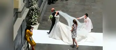 Además el viento le jugó en contra con su velo Además el viento le jugó en contra con su velo