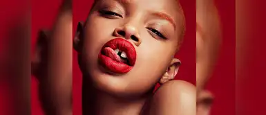 Slick Woods tiene los dientes torcidos y separados, la cabeza rapada y el cuerpo lleno de tatuajes. Slick Woods tiene los dientes torcidos y separados, la cabeza rapada y el cuerpo lleno de tatuajes.