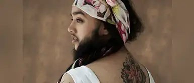Harnaam Kaur además de tener el cuerpo lleno de tatuajes y vello facial, es una mujer que lucha por ayudar a otras mujeres a tener más confianza en su cuerpo, y va en contra de quienes hacen bullying a los que son diferentes, hermosamente diferentes. Harnaam Kaur además de tener el cuerpo lleno de tatuajes y vello facial, es una mujer que lucha por ayudar a otras mujeres a tener más confianza en su cuerpo, y va en contra de quienes hacen bullying a los que son diferentes, hermosamente diferentes.