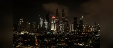 Vista de las Torres Petronas (C) con luz apagada durante la Hora del Planeta en Kuala Lumpur, Malasia, 24 de marzo de 2018. Vista de las Torres Petronas (C) con luz apagada durante la Hora del Planeta en Kuala Lumpur, Malasia, 24 de marzo de 2018.