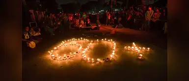 Activistas encienden velas durante un acto por la Hora del Planeta en Yogyakarta (Indonesia). Activistas encienden velas durante un acto por la Hora del Planeta en Yogyakarta (Indonesia).