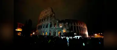 El antiguo Coliseo en la oscuridad durante la iniciativa de la Hora del Planeta en Roma, Italia. El antiguo Coliseo en la oscuridad durante la iniciativa de la Hora del Planeta en Roma, Italia.