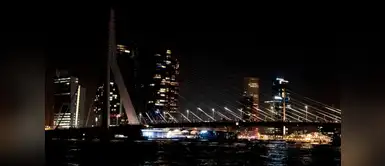 Erasmusbrug (Puente Erasmus) en Rotterdam, Holanda, apagada durante la Hora del Planeta. Erasmusbrug (Puente Erasmus) en Rotterdam, Holanda, apagada durante la Hora del Planeta.